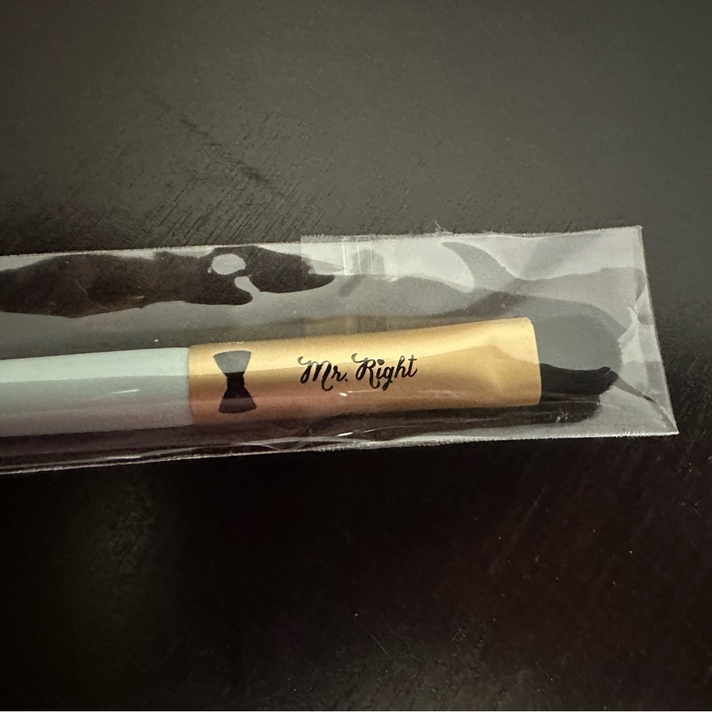 NEW TOO FACED SMALL SHADER BRUSH